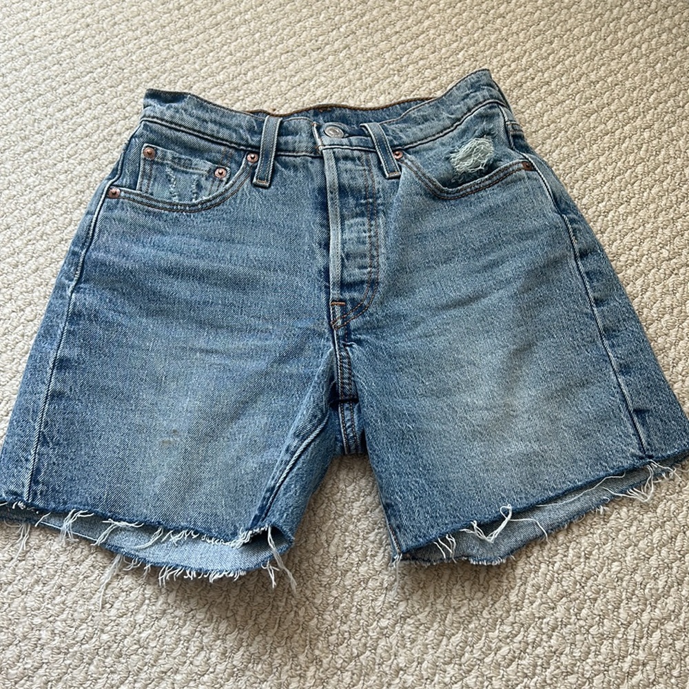 Levi’s denim mid thigh shorts